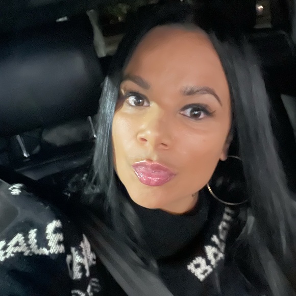 Meet your Posher, Gloria - Picture 2 of 2